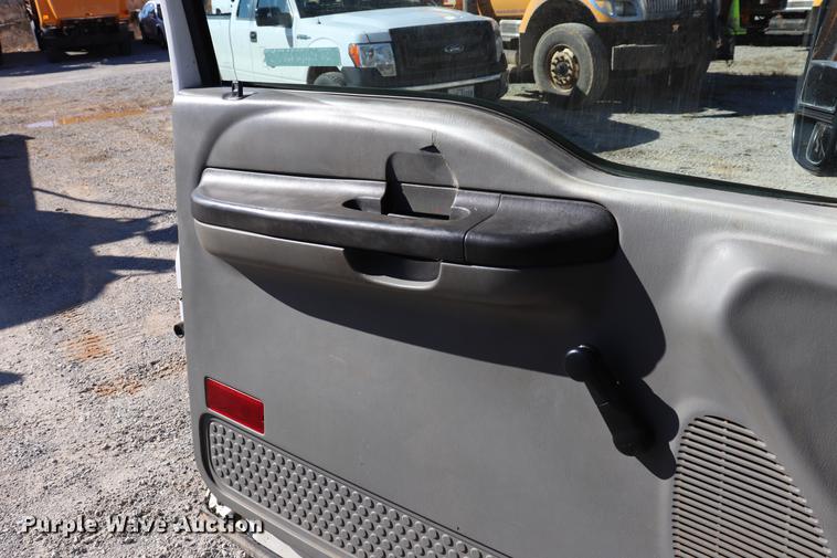 image for item ED9745 2006 Ford F350 Super Duty flatbed pickup truck