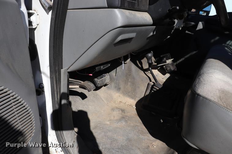 image for item ED9745 2006 Ford F350 Super Duty flatbed pickup truck