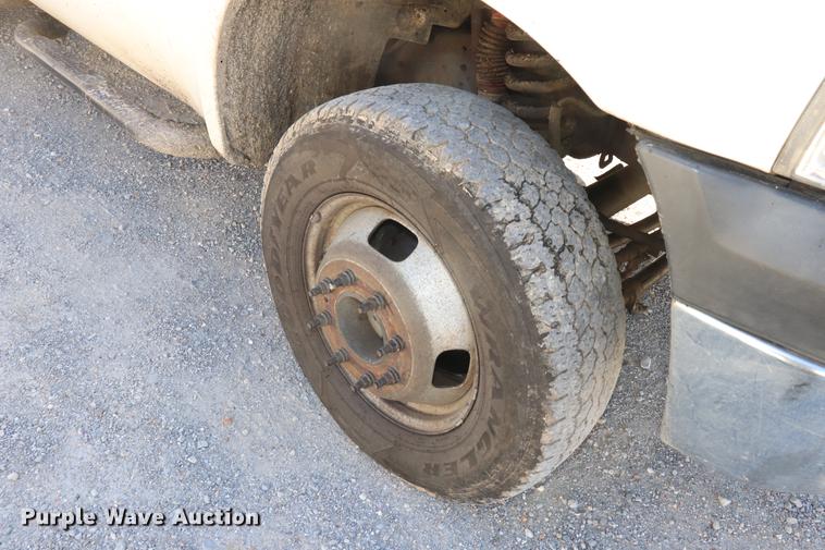 image for item ED9745 2006 Ford F350 Super Duty flatbed pickup truck