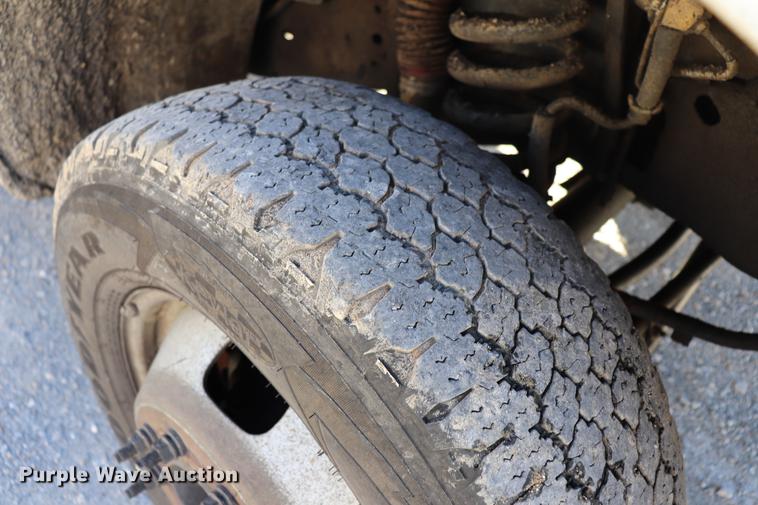 image for item ED9745 2006 Ford F350 Super Duty flatbed pickup truck