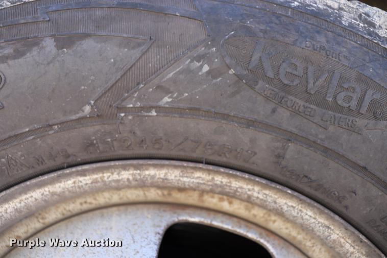 image for item ED9745 2006 Ford F350 Super Duty flatbed pickup truck