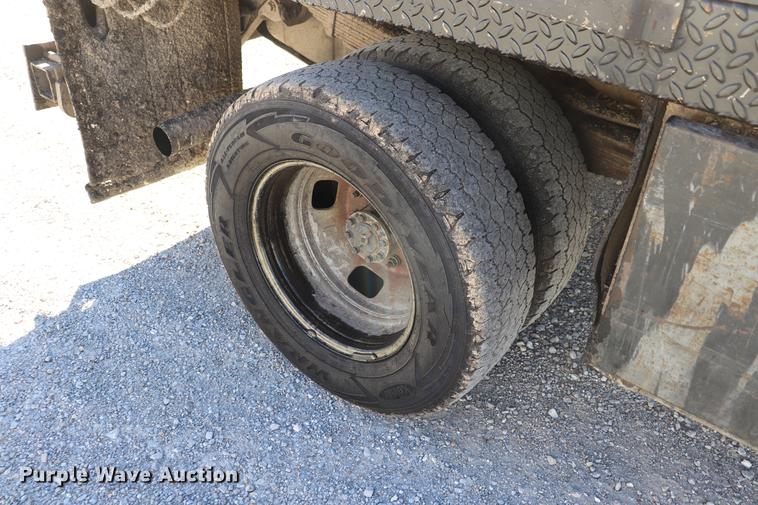 image for item ED9745 2006 Ford F350 Super Duty flatbed pickup truck