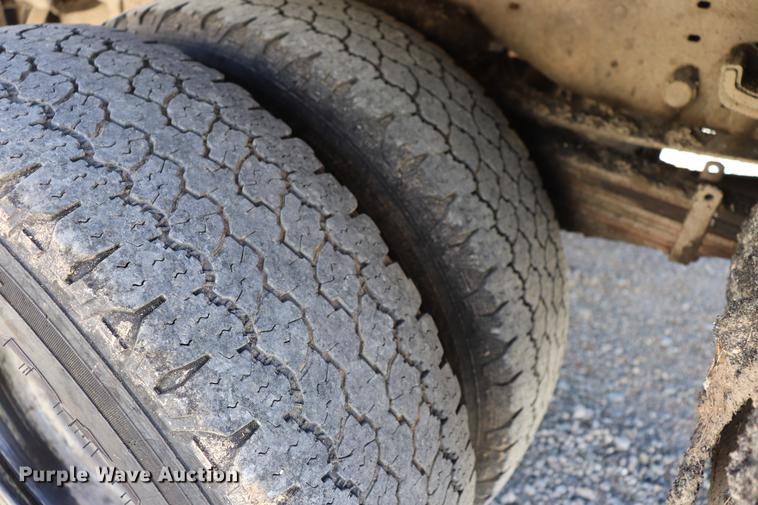 image for item ED9745 2006 Ford F350 Super Duty flatbed pickup truck