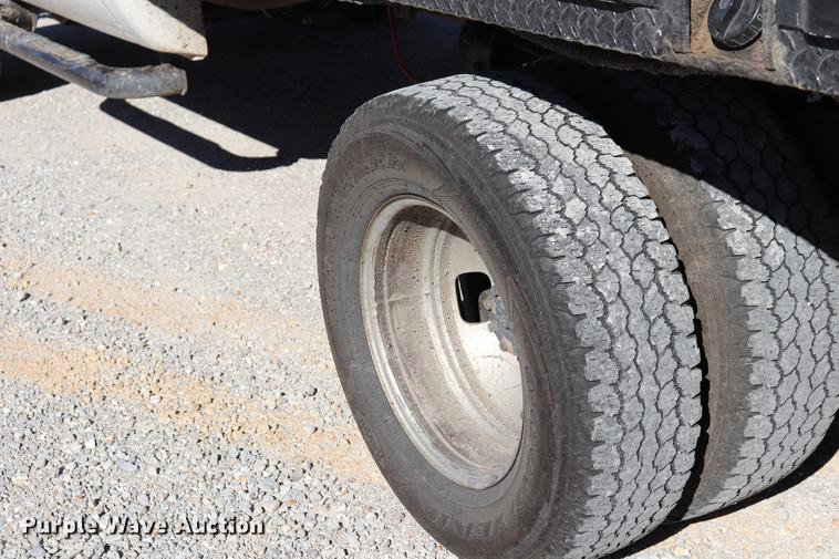 image for item ED9745 2006 Ford F350 Super Duty flatbed pickup truck