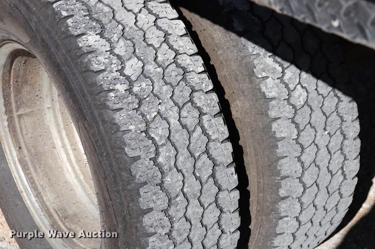 image for item ED9745 2006 Ford F350 Super Duty flatbed pickup truck