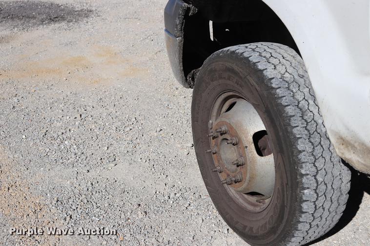 image for item ED9745 2006 Ford F350 Super Duty flatbed pickup truck