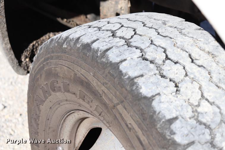 image for item ED9745 2006 Ford F350 Super Duty flatbed pickup truck