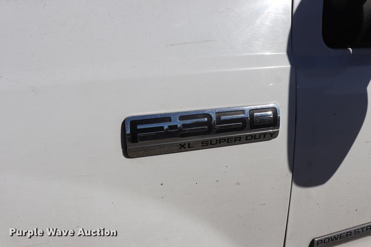 image for item ED9745 2006 Ford F350 Super Duty flatbed pickup truck
