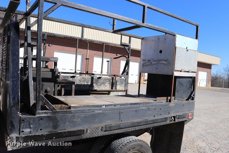 image for item ED9745 2006 Ford F350 Super Duty flatbed pickup truck