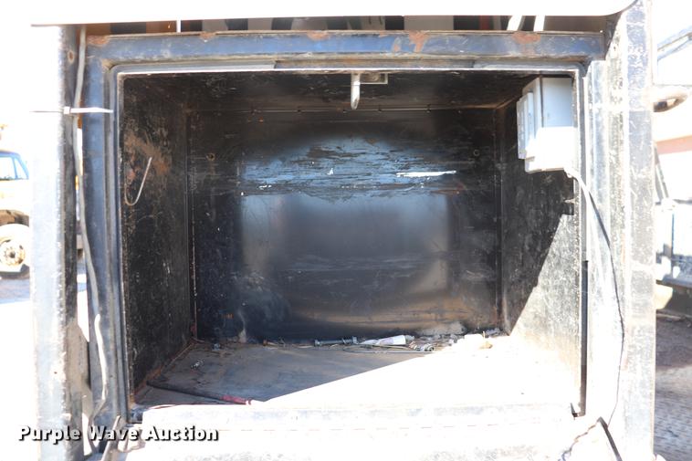 image for item ED9745 2006 Ford F350 Super Duty flatbed pickup truck