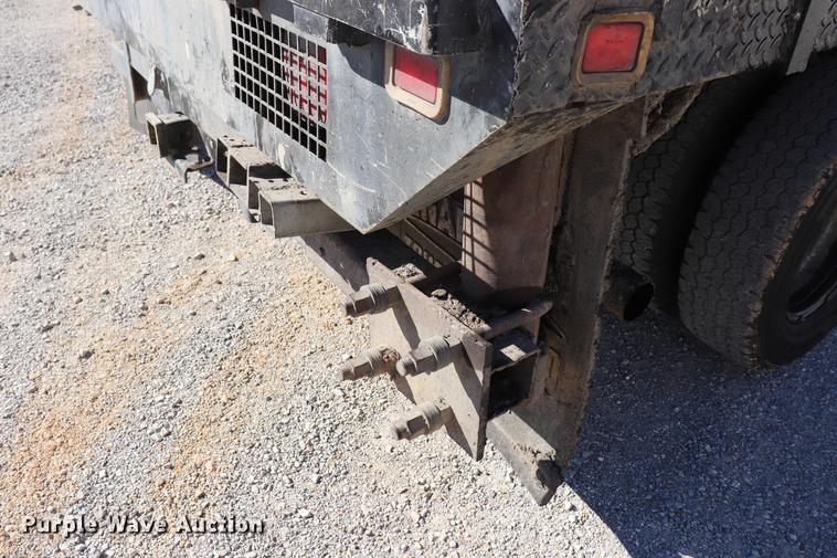 image for item ED9745 2006 Ford F350 Super Duty flatbed pickup truck