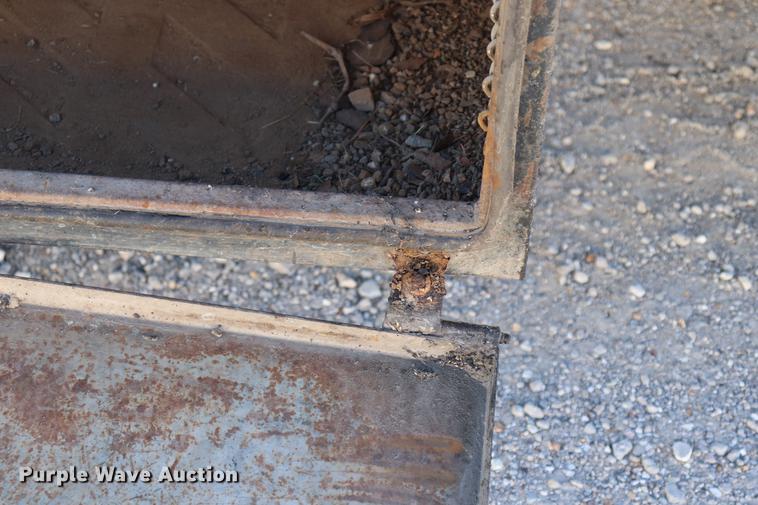 image for item ED9745 2006 Ford F350 Super Duty flatbed pickup truck