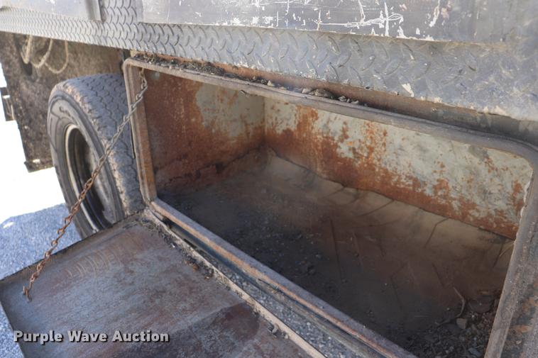 image for item ED9745 2006 Ford F350 Super Duty flatbed pickup truck