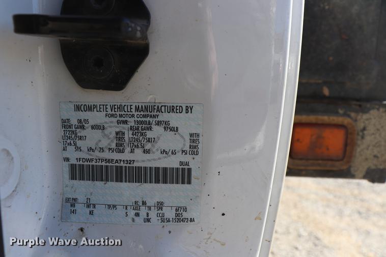 image for item ED9745 2006 Ford F350 Super Duty flatbed pickup truck