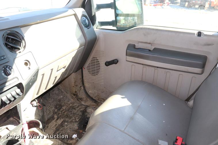 image for item ED9746 2008 Ford F350 Super Duty Crew Cab flatbed pickup truck