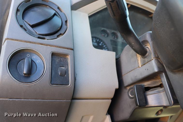 image for item ED9746 2008 Ford F350 Super Duty Crew Cab flatbed pickup truck