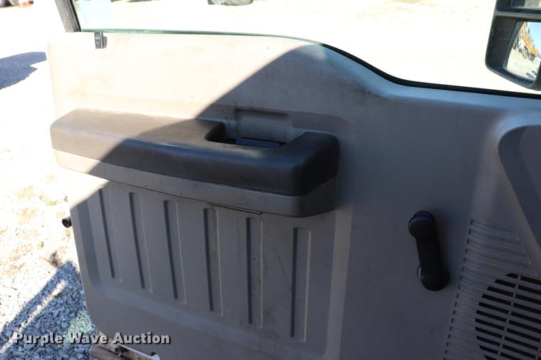 image for item ED9746 2008 Ford F350 Super Duty Crew Cab flatbed pickup truck