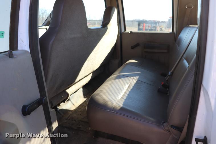 image for item ED9746 2008 Ford F350 Super Duty Crew Cab flatbed pickup truck