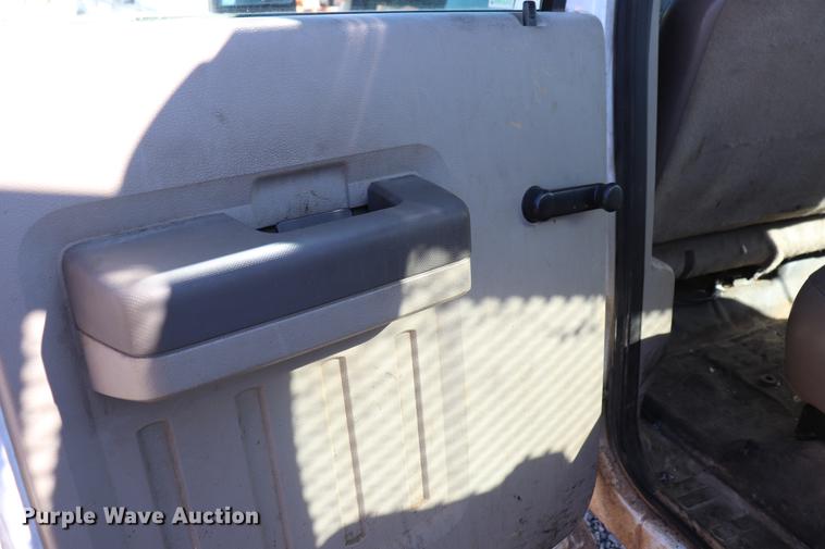 image for item ED9746 2008 Ford F350 Super Duty Crew Cab flatbed pickup truck