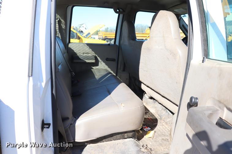 image for item ED9746 2008 Ford F350 Super Duty Crew Cab flatbed pickup truck