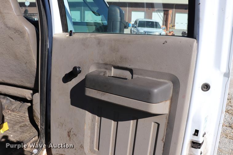 image for item ED9746 2008 Ford F350 Super Duty Crew Cab flatbed pickup truck