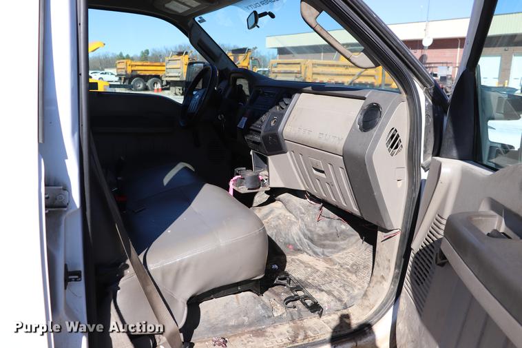 image for item ED9746 2008 Ford F350 Super Duty Crew Cab flatbed pickup truck