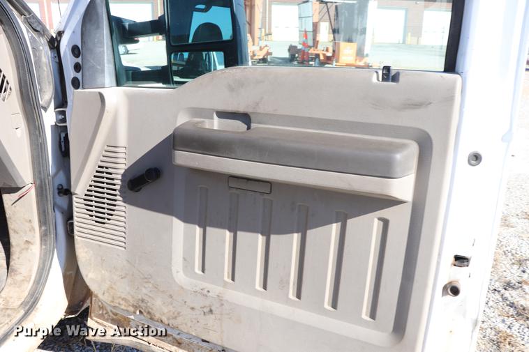 image for item ED9746 2008 Ford F350 Super Duty Crew Cab flatbed pickup truck