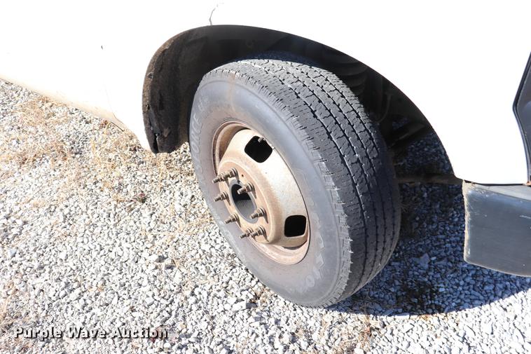 image for item ED9746 2008 Ford F350 Super Duty Crew Cab flatbed pickup truck