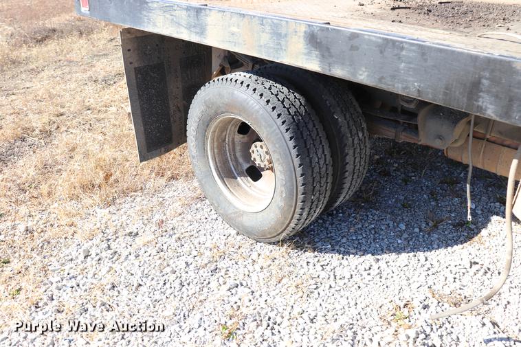 image for item ED9746 2008 Ford F350 Super Duty Crew Cab flatbed pickup truck