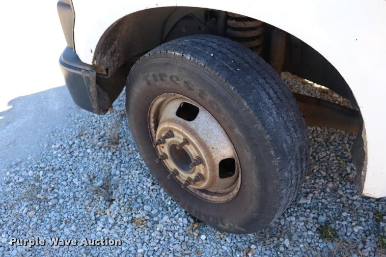 image for item ED9746 2008 Ford F350 Super Duty Crew Cab flatbed pickup truck