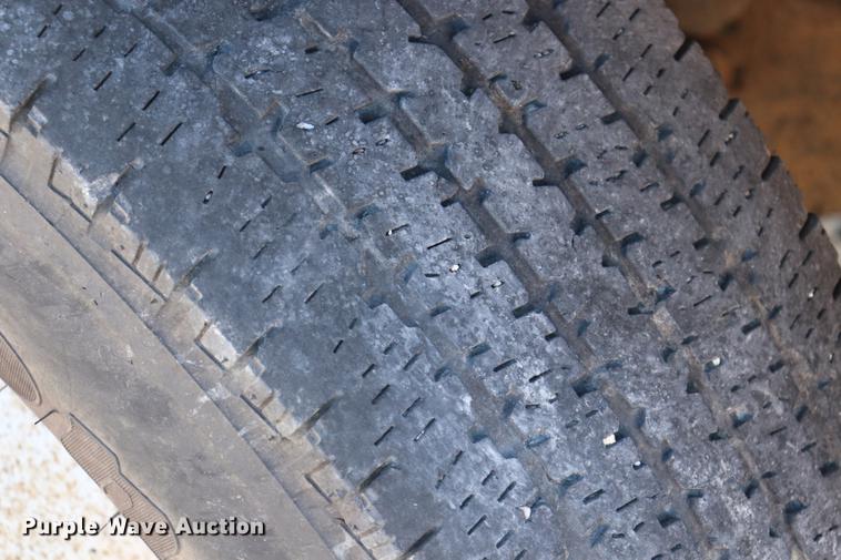 image for item ED9746 2008 Ford F350 Super Duty Crew Cab flatbed pickup truck