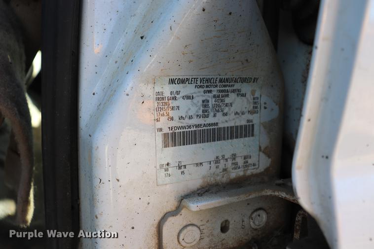 image for item ED9746 2008 Ford F350 Super Duty Crew Cab flatbed pickup truck