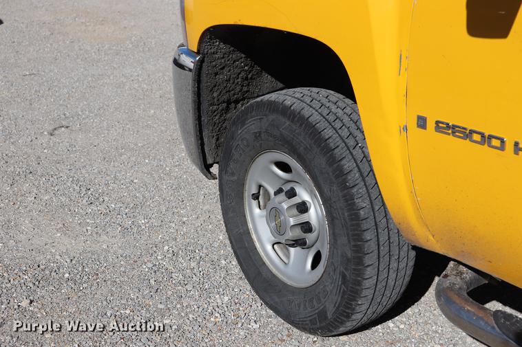 image for item ED9748 2009 Chevrolet Silverado 2500HD Crew Cab pickup truck
