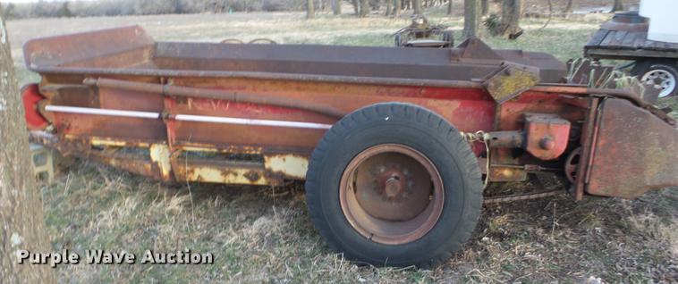 image for item K6300 New Holland 516 manure spreader