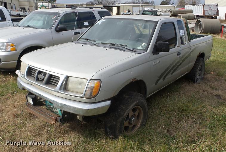 image for item K6305 1998 Nissan Frontier King Cab pickup truck