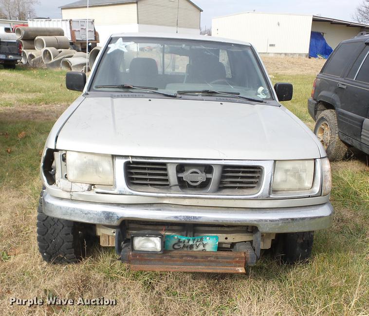 image for item K6305 1998 Nissan Frontier King Cab pickup truck