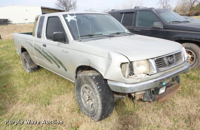 image for item K6305 1998 Nissan Frontier King Cab pickup truck