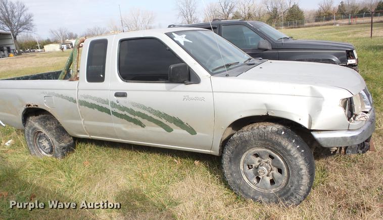 image for item K6305 1998 Nissan Frontier King Cab pickup truck