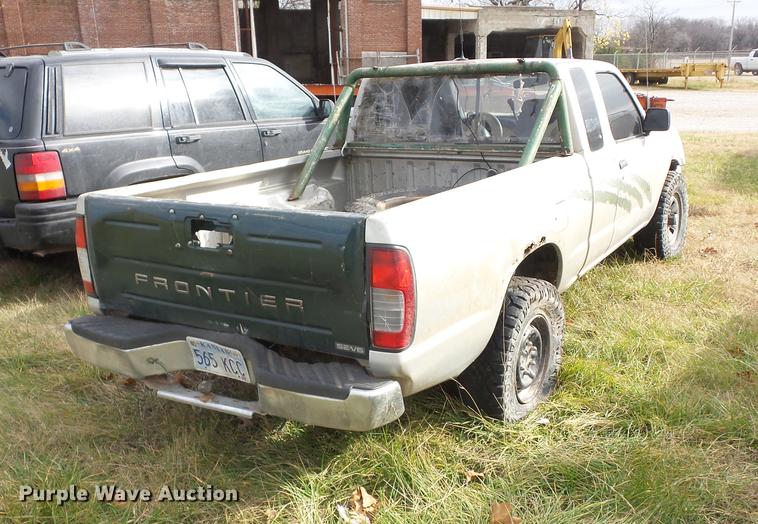 image for item K6305 1998 Nissan Frontier King Cab pickup truck