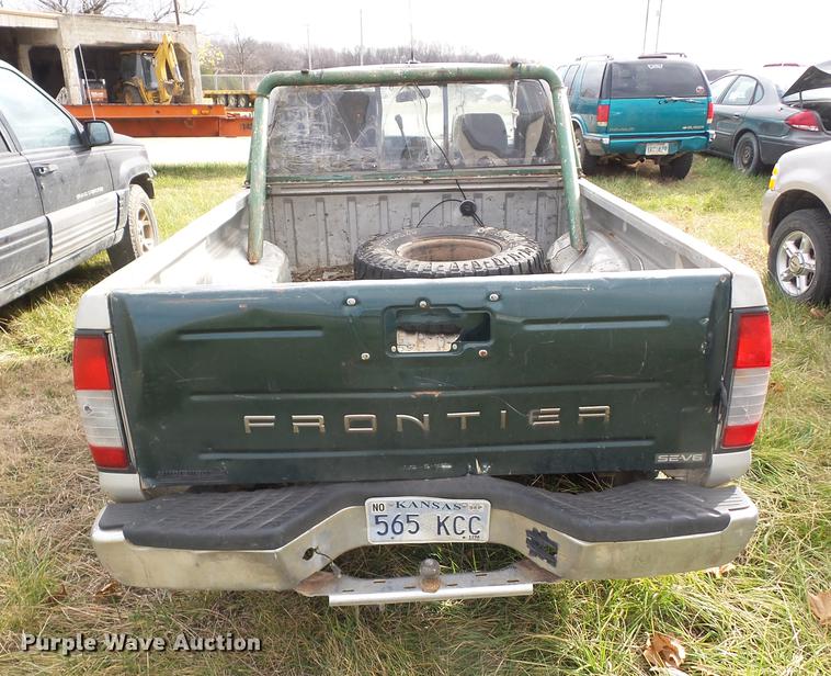 image for item K6305 1998 Nissan Frontier King Cab pickup truck