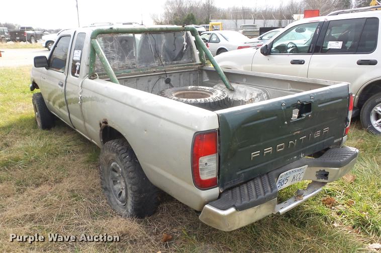 image for item K6305 1998 Nissan Frontier King Cab pickup truck