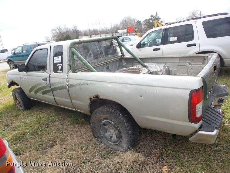 image for item K6305 1998 Nissan Frontier King Cab pickup truck