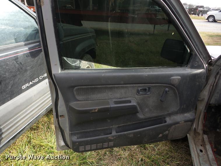 image for item K6305 1998 Nissan Frontier King Cab pickup truck