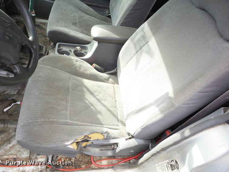 image for item K6305 1998 Nissan Frontier King Cab pickup truck