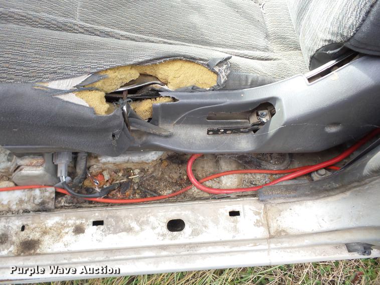 image for item K6305 1998 Nissan Frontier King Cab pickup truck