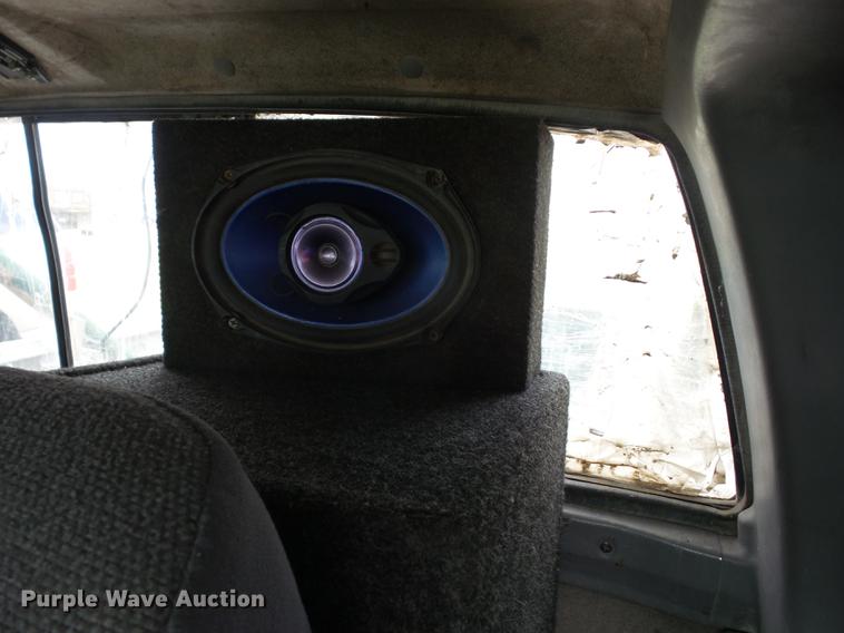 image for item K6305 1998 Nissan Frontier King Cab pickup truck