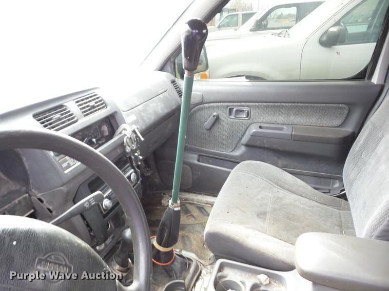 image for item K6305 1998 Nissan Frontier King Cab pickup truck