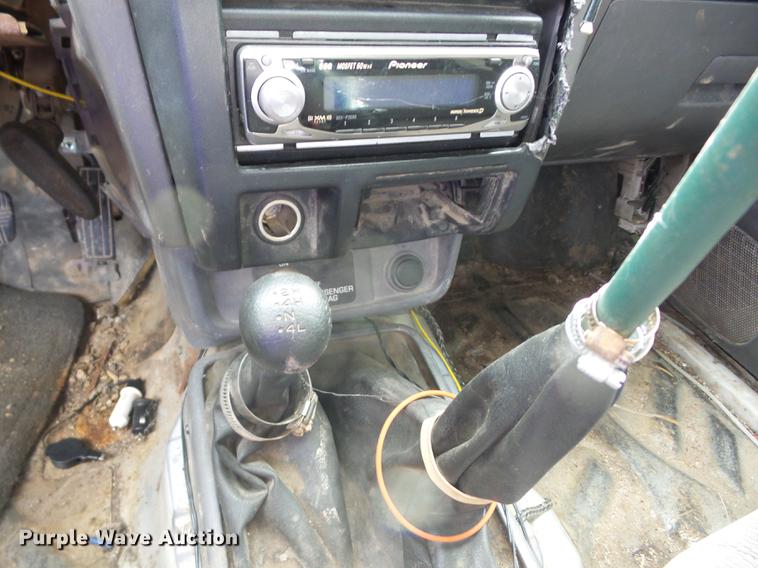 image for item K6305 1998 Nissan Frontier King Cab pickup truck