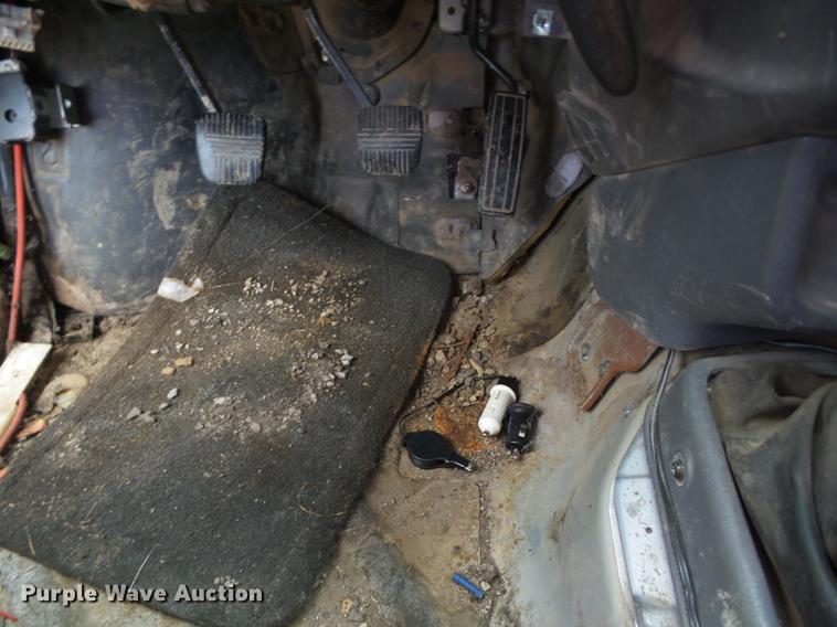 image for item K6305 1998 Nissan Frontier King Cab pickup truck