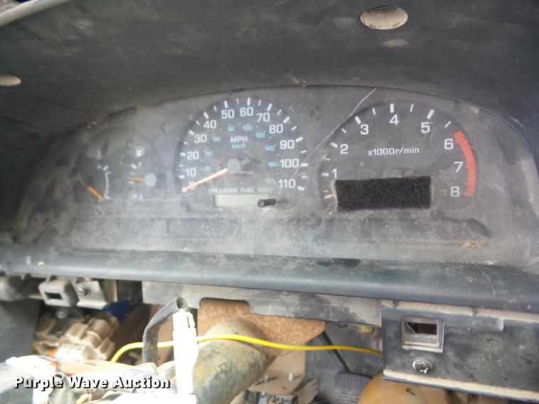 image for item K6305 1998 Nissan Frontier King Cab pickup truck